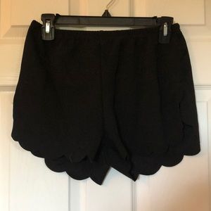 Textures scalloped shorts